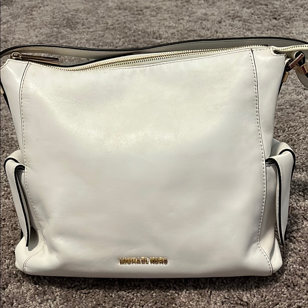 Michael Kors White Shoulder Bag with Sleek Design
